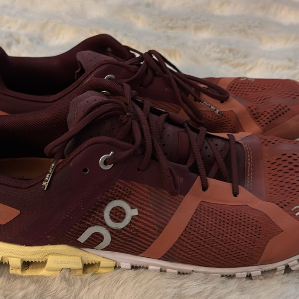 On Cloud Men's Maroon Athletic Shoes 10.5 - Picture 2 of 4